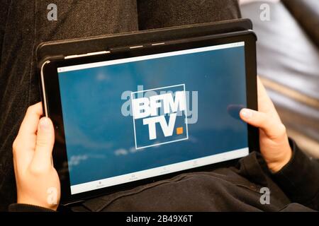 Bordeaux , Aquitaine / France - 12 04 2019 : BFM TV signe logo news tablette écran BFMTV 24 heures sur 24 Banque D'Images