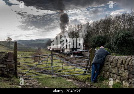 Irwell Vale, Rossendale, Lancashire, 06 Mars 2020. Le premier jour du gala annuel de printemps sur le chemin de fer East Lancashire. Un train à vapeur sort de l'arrêt Irwell Vale au cœur de la campagne du Lancashire. Crédit: Paul Heyes/ Alay Live News Banque D'Images