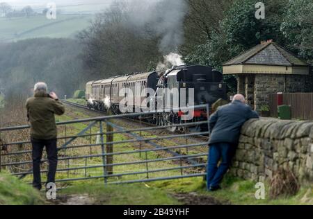 Irwell Vale, Rossendale, Lancashire, 06 Mars 2020. Le premier jour du gala annuel de printemps sur le chemin de fer East Lancashire. Un train à vapeur sort de l'arrêt Irwell Vale au cœur de la campagne du Lancashire. Crédit: Paul Heyes/ Alay Live News Banque D'Images