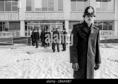 La police se tenant à l'extérieur de la Cour de justice de Camberwell Green au début des années 90, date exacte inconnue Banque D'Images