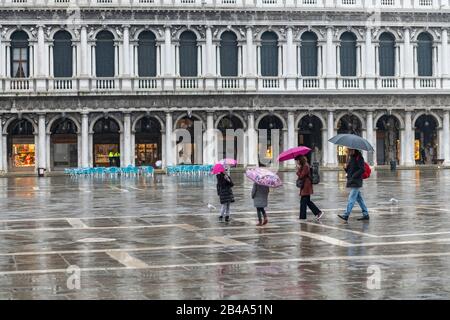 Venise, Piazza San Marco 25 Février - 3 Mars. 2020: Les rues de Venise ont déserté en raison de la pandémie de Coronavirus. Les rues et les Piazza sont vides, à part une poignée de touristes et de gens du coin qui font leurs affaires quotidiennes. De nombreux touristes annulent leur visite par peur de prendre le virus. Les touristes du Japon et d'autres pays de l'Extrême-Orient comme Taiwan portent souvent des masques chirurgicaux comme mesure préventive. Piazza San Marco (Saint Marks Square, l'une des attractions touristiques les plus populaires est désertée en dehors de quelques touristes. Banque D'Images