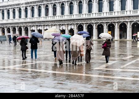 Venise, Piazza San Marco 25 Février - 3 Mars. 2020: Les rues de Venise ont déserté en raison de la pandémie de Coronavirus. Les rues et les Piazza sont vides, à part une poignée de touristes et de gens du coin qui font leurs affaires quotidiennes. De nombreux touristes annulent leur visite par peur de prendre le virus. Les touristes du Japon et d'autres pays de l'Extrême-Orient comme Taiwan portent souvent des masques chirurgicaux comme mesure préventive. Piazza San Marco (Saint Marks Square, l'une des attractions touristiques les plus populaires est désertée en dehors de quelques touristes. Banque D'Images