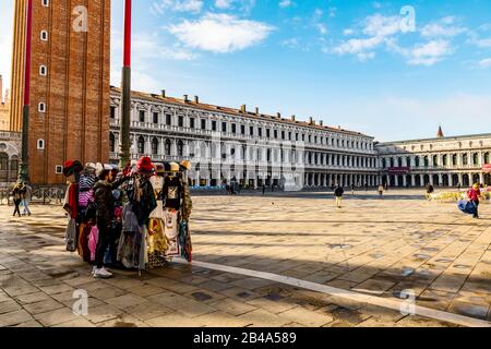 Venise, Piazza San Marco 25 Février - 3 Mars. 2020: Les rues de Venise ont déserté en raison de la pandémie de Coronavirus. Les rues et les Piazza sont vides, à part une poignée de touristes et de gens du coin qui font leurs affaires quotidiennes. De nombreux touristes annulent leur visite par peur de prendre le virus. Les touristes du Japon et d'autres pays de l'Extrême-Orient comme Taiwan portent souvent des masques chirurgicaux comme mesure préventive. Piazza San Marco (Saint Marks Square, l'une des attractions touristiques les plus populaires est désertée à part quelques touristes. Et un vendeur de rue. Banque D'Images