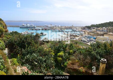 Port de ferry de Gozo à Springtime. Banque D'Images