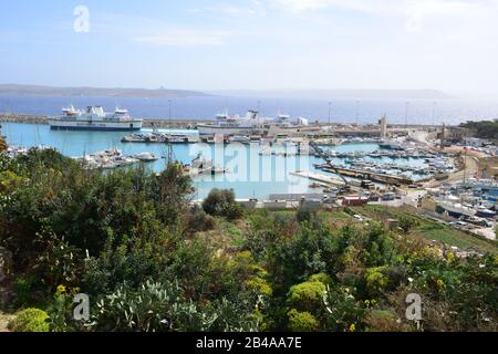 Port de ferry de Gozo à Springtime. Banque D'Images