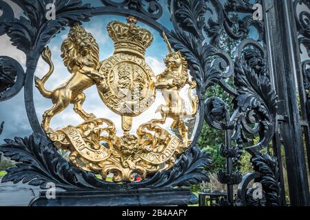 Gros plan des armoiries royales à l'entrée de la porte Elizabeth des jardins botaniques royaux de Kew, Londres, Angleterre, Royaume-Uni Banque D'Images