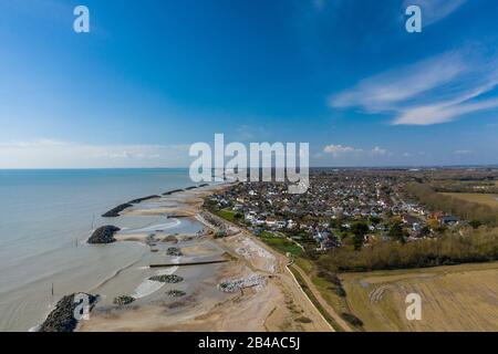 Vue aérienne d'Elmer Bognor Regis lors d'une belle journée de printemps avec les défenses de la mer en vue de protéger la côte. Banque D'Images