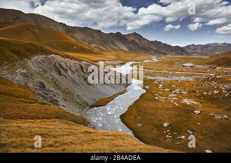 De beaux paysages de la rivière dans la vallée de Kel Suu Lake dans la région de Naryn, Kirghizistan Banque D'Images