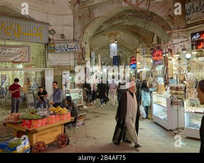 Le grand bazar de la ville d'Ispahan dans le sud de l'Iran, pris le 23 avril 2017. Le bazar (Bazar-e Qeysariyeh ou Bazar-e Bozorg) de la place Imam (Meidan-e Emam) est considéré comme l'un des bazars les plus importants et les plus actifs d'Iran et est connu pour la variété et la qualité de son artisanat. | utilisation dans le monde entier Banque D'Images