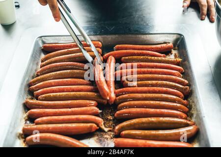 Griller des saucisses sur le barbecue dans le jardin. Saucisses de bœuf. Barbecue public en Australie. Pique-nique dans le parc. Banque D'Images