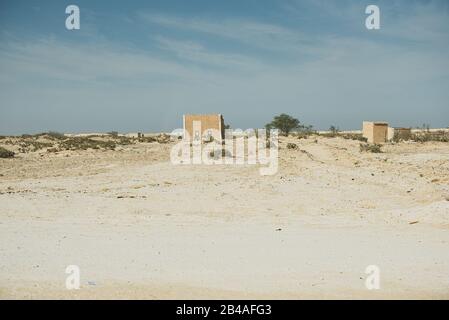 Petite maison improvisée au Sahara, en Mauritanie Banque D'Images