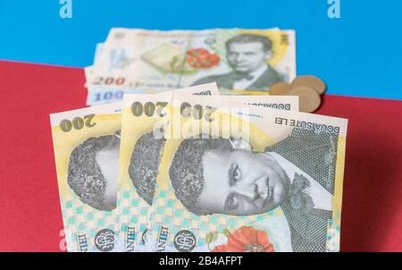 Billets roumains sur fond bleu et rouge. Colosse de RON, monnaie roumaine. RON roumain, Billets Lei émis par BNR, Banque nationale de Roman Banque D'Images