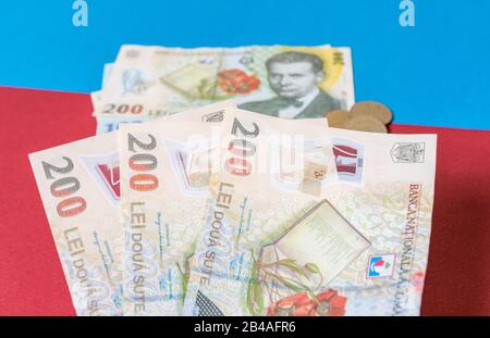 Billets roumains sur fond bleu et rouge. Colosse de RON, monnaie roumaine. RON roumain, Billets Lei émis par BNR, Banque nationale de Roman Banque D'Images