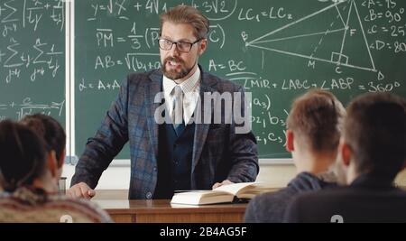 Professeur avec des étudiants dans la salle d'école Banque D'Images