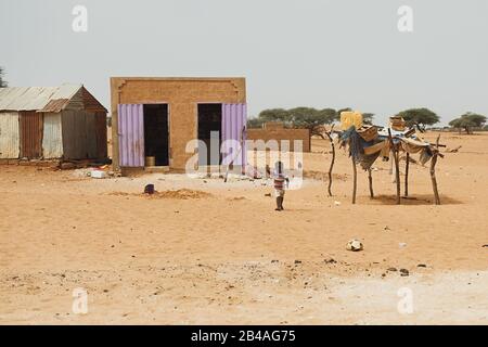 Chinguetti, province d'Adrar, Mauritanie, 20 janvier 2020 : petite maison improvisée au Sahara Banque D'Images