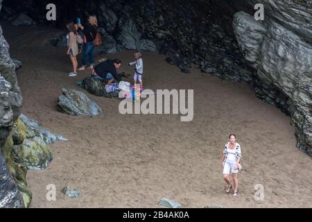 Tintagel, CORNWALL/UK - 13 AOÛT : Les Gens explorent une grotte à Tintagel, à Cornwall, le 13 août 2013. Personnes non identifiées Banque D'Images