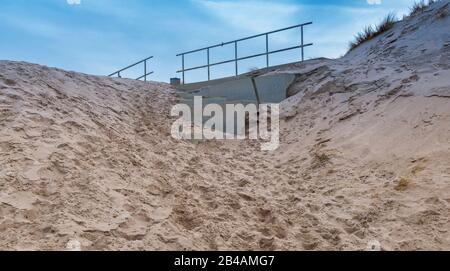 Les escaliers de la plage de Maasvlakte sont entièrement couverts de sable par les tempêtes de février Banque D'Images