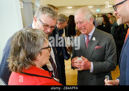 Le Prince de Galles rencontre le personnel lorsqu'il assiste à une réception à Newquay, Cornwall, pour célébrer le 30ème anniversaire de Surfers Contre Sewage et ouvre officiellement l'école de développement de Nansledan. Photo PA. Date De L'Image: Vendredi 6 Mars 2020. Voir l'histoire de PA ROYAL Charles. Crédit photo devrait lire: Matt Keeble/PA Fil Banque D'Images