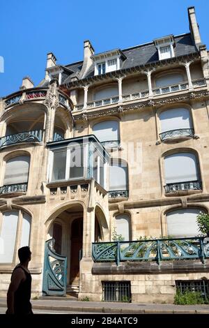 France, Meurthe et Moselle, Nancy, bâtiment étagé (1901-1902) par l'architecte Georges Biet au 22 rue de la Commanderie inspiré de l'Art nouveau et néo-gothique, la structure métallique ajoutée autour de 1927 couvrant le corps de la terrasse est de Jean Prouvé Banque D'Images