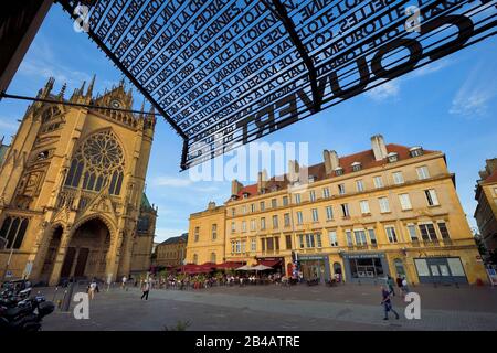 France, Moselle, Metz, cathédrale Saint Etienne à pierre de Jaumont (pierre de Jaumont), façade occidentale au-dessus du portail principal et couvert de la place de marché couverte Jean Paul 2 Banque D'Images