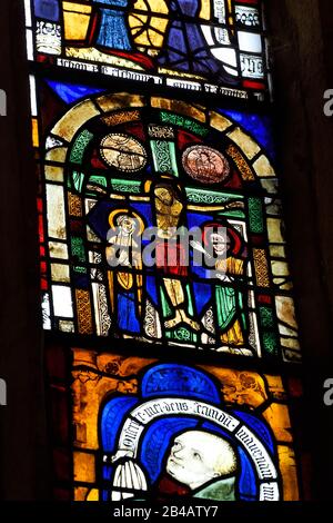 France, Moselle, Metz, église Sainte-Ségolène sur la colline de la coline Sainte-Croix, vitrail représentant un Christ sur la croix du XIIe siècle Banque D'Images