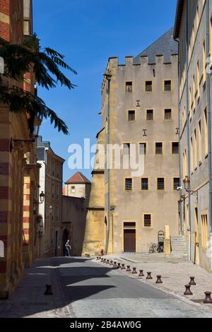 France, Moselle, Metz, quartier Sainte Croix, grange (grenier) de Chevremont, grange municipale construite en 1457 et surmontée de remparts Banque D'Images