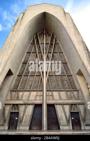 Église de France, Moselle, Metz, Sainte-Thérèse-de-l'enfant-Jésus dans le quartier de la Nouvelle-Ville Banque D'Images