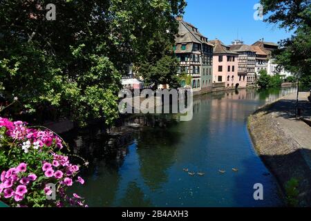 France, Bas Rhin, Strasbourg, vieille ville classée au patrimoine mondial par l'UNESCO, la petite France District, quai de la petite France Banque D'Images