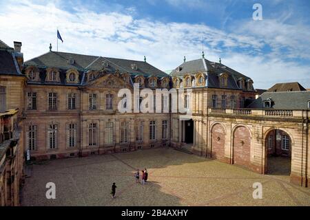 La France, le Bas Rhin, Strasbourg, vieille ville classée au patrimoine mondial par l'UNESCO, le Palais Rohan (Palais Rohan), abrite le Musée des arts décoratifs, le Musée des beaux-arts et le Musée archéologique Banque D'Images
