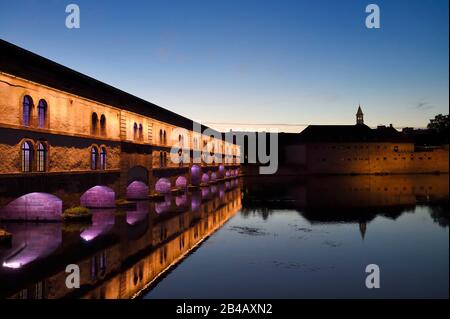 France, Bas-Rhin, Strasbourg, vieille ville classée au patrimoine mondial par l'UNESCO, la petite France District, barrage Vauban sur La Rivière Malade et l'ENA (École nationale d'administration) dans l'ancien Commandery Saint John Right, illuminations le soir Banque D'Images