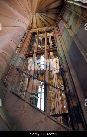 France, Bas-Rhin, Strasbourg, vieille ville classée au patrimoine mondial par l'UNESCO, cathédrale notre-Dame, l'un des quatre escaliers en spirale appelés Vier Schnecken (quatre escargots) qui entourent la tour octogonale de 40 mètres Banque D'Images