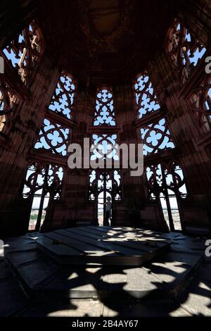 France, Bas Rhin, Strasbourg, vieille ville classée au patrimoine mondial par l'UNESCO, cathédrale notre-Dame, vue de l'intérieur de la flèche depuis le haut de la tour octogonale (niveau 100 m), elle est équipée de huit escaliers extérieurs cachés dans cette dentelle en pierre avec un design pyramidal à huit côtés Banque D'Images