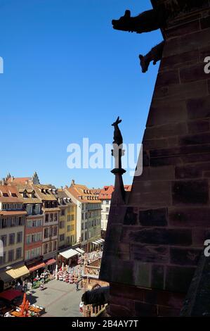France, Bas-Rhin, Strasbourg, vieille ville classée au patrimoine mondial par l'UNESCO, la place au nord de la cathédrale notre-Dame, base d'une contrefort volante avec des chimères et des gargouilles Banque D'Images