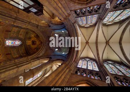 France, Bas-Rhin, Strasbourg, vieille ville classée au patrimoine mondial par l'UNESCO, cathédrale notre-Dame, tour Klotz de la chorale romane à gauche et plafond de la nef gothique à droite Banque D'Images