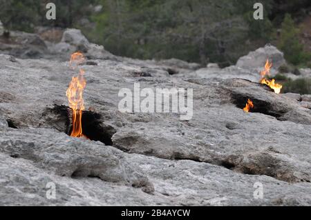 Le rocher flamboyant (Yanartas) à Antalya, la Turquie est généralement considérée comme l'ancienne montagne de Chimera. Les feux d'émerveillement brûlent depuis au moins 25 ans Banque D'Images