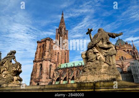 France, Bas Rhin, Strasbourg, vieille ville classée au patrimoine mondial par l'UNESCO, cathédrale notre Dame vue du Palais Rohan Banque D'Images