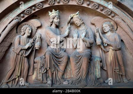 France, Bas Rhin, Strasbourg, vieille ville classée au patrimoine mondial par l'UNESCO, cathédrale notre-Dame, portail du jour du jugement, couronnement de la Vierge, reine du ciel et symbole de l'Eglise, elle est couronnée par Christ au paradis, utilisation de deux pierres de sable et traces de polychromie Banque D'Images