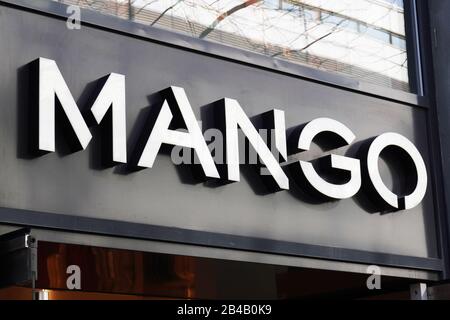 Hanovre, Allemagne - 2 mars 2020: Panneau de marque Mango au magasin de mode local du fabricant espagnol de vêtements et de la société de détail Banque D'Images