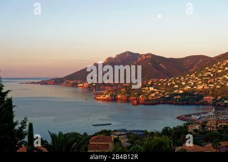 France, Alpes Maritime, Massif de l'Esterel, Corniche d'Or (corniche dorée), Théoule sur Mer, le hameau de Miramar et point Esquillon Banque D'Images