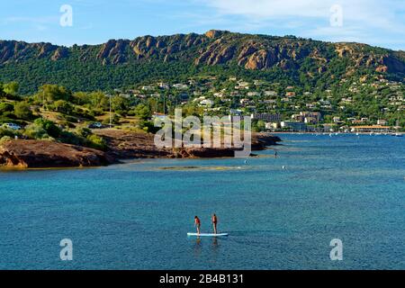 France, Var, Saint Raphaël, Esterel Corniche, crique d'Anthor, commune de Saint Raphaël Agay, massif d'Estérel, baie d'Agay avec en arrière-plan le Cap Roux Banque D'Images