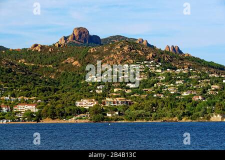 France, Var, Saint Raphaël, Esterel Corniche, crique d'Anthor, commune de Saint Raphaël Agay, massif d'Estérel, baie d'Agay avec en arrière-plan le Cap Roux Banque D'Images