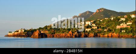 France, Alpes Maritime, Massif de l'Esterel, Corniche d'Or (corniche dorée), Théoule sur Mer, le hameau de Miramar et point Esquillon Banque D'Images