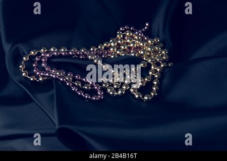 Carnival perles sur un fond noir. Accessoire pour carnaval. Banque D'Images