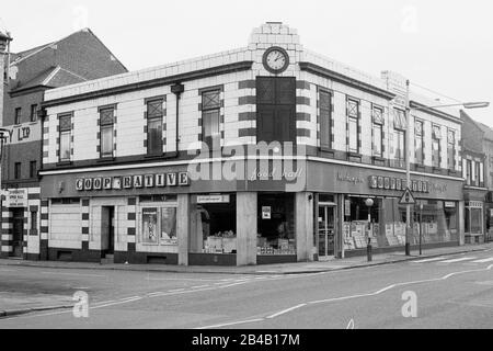 The Kettering Road, Northampton, en 1974, un dimanche Banque D'Images