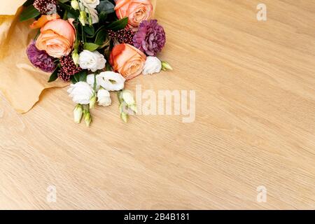 Magnifique bouquet de roses sur fond en bois Banque D'Images