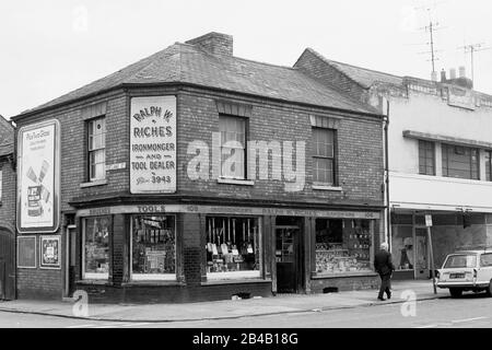 The Kettering Road, Northampton, en 1974, un dimanche Banque D'Images