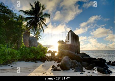 Seychelles, Ile Mahe, plage de sable blanc et rochers de granit à Anse Royale au lever du soleil Banque D'Images