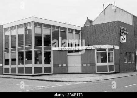 The Kettering Road, Northampton, en 1974, un dimanche Banque D'Images