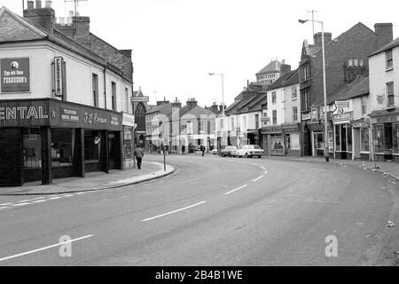 The Kettering Road, Northampton, en 1974, un dimanche Banque D'Images