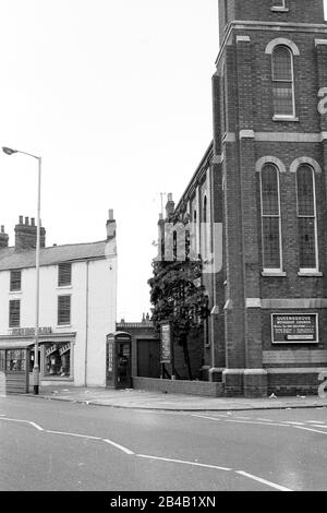 The Kettering Road, Northampton, en 1974, un dimanche Banque D'Images